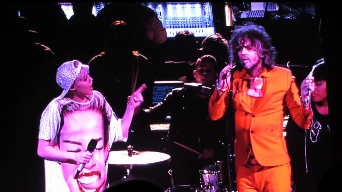 Miley-Cyrus-Flaming-Lips-Ypshimi-battles-the-pink-robots-part-1-video