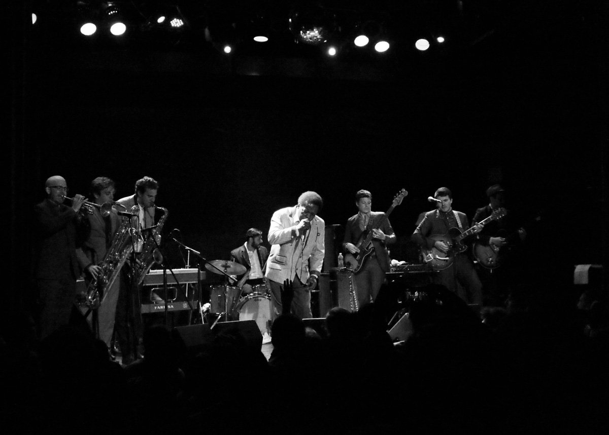 lee-fields-expressions-bowery-ballroom-2014-bw-4