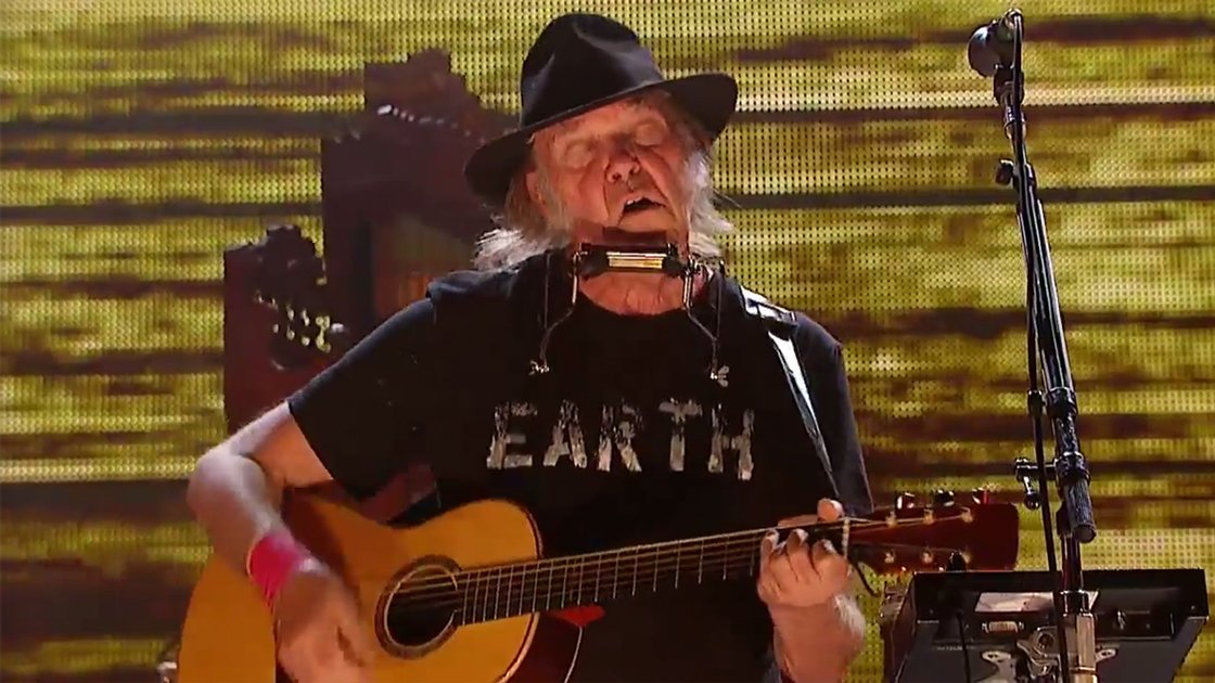 neil-young-farm-aid-2014-solo-guitar-youtube