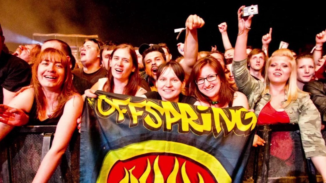 the-offspring-coming-for-you-music-video-crowd