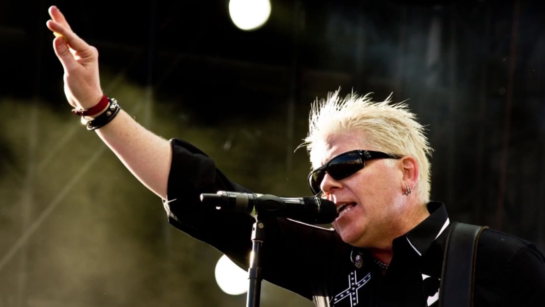 the-offspring-dexter-holland-singing-coming-for-you-music-video
