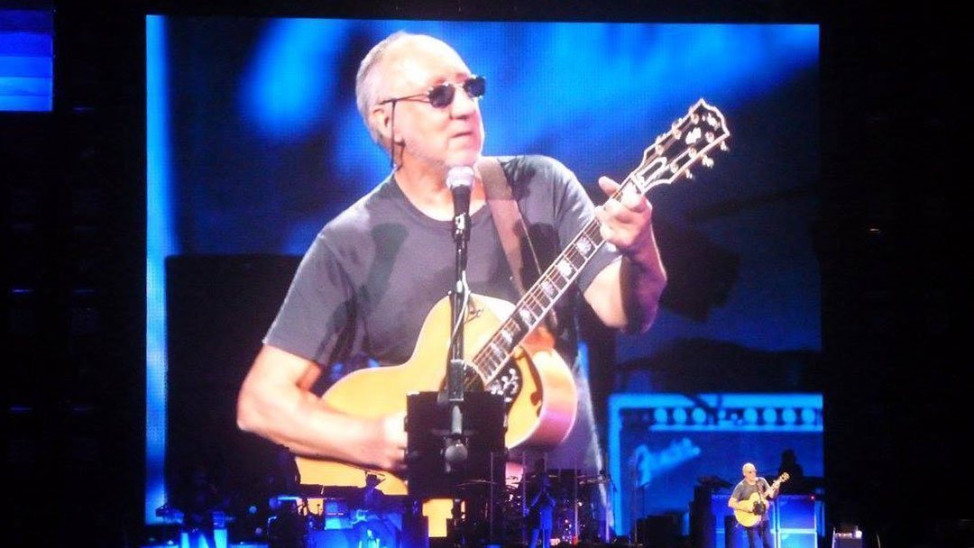 the-who-barclays-center-2015-pete-townshend-acoustic-gtr
