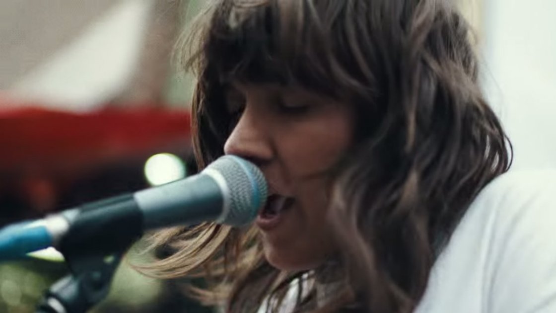 courtney-barnett-nobody-really-cares-if-you-dont-go-to-the-party-music-video-singing
