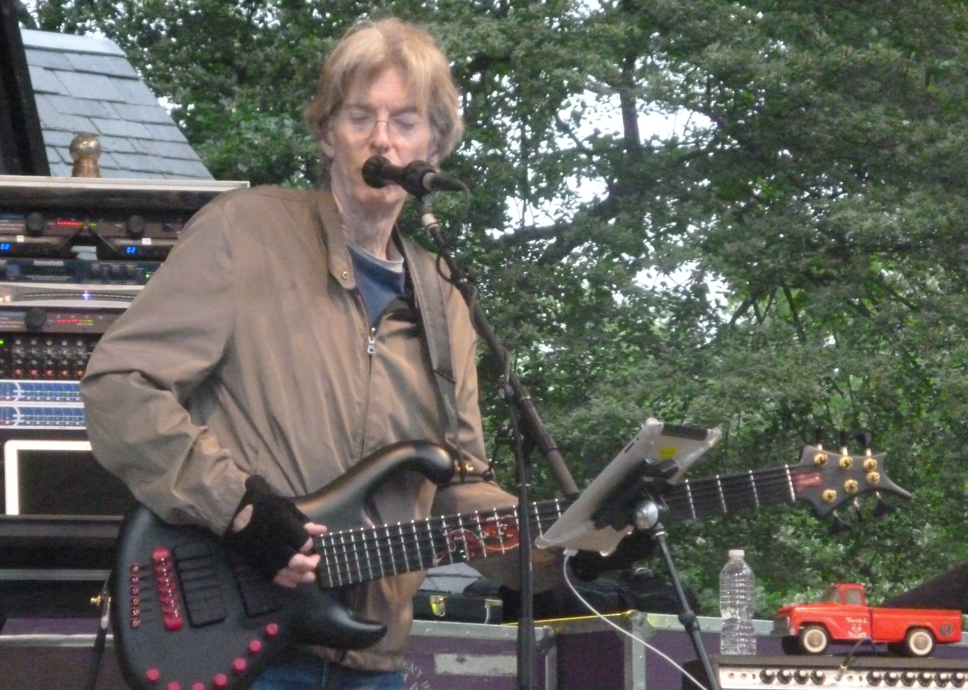 Phil-Lesh-singing-Central-Park-Rumsey-Playfield-2014