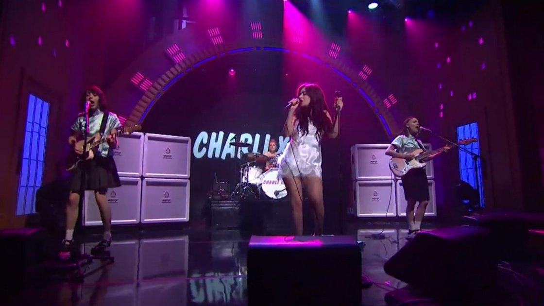 charlie-xcx-live-performance-boom-clap-seth-meyers-stage