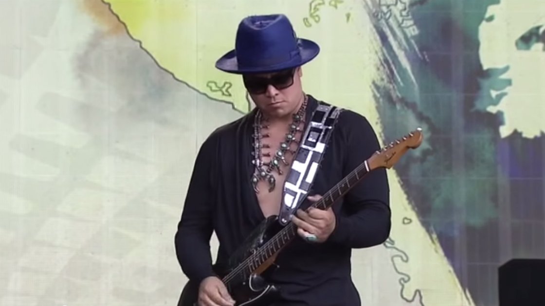 Eric-Zapata-King-guitar-blue-hat