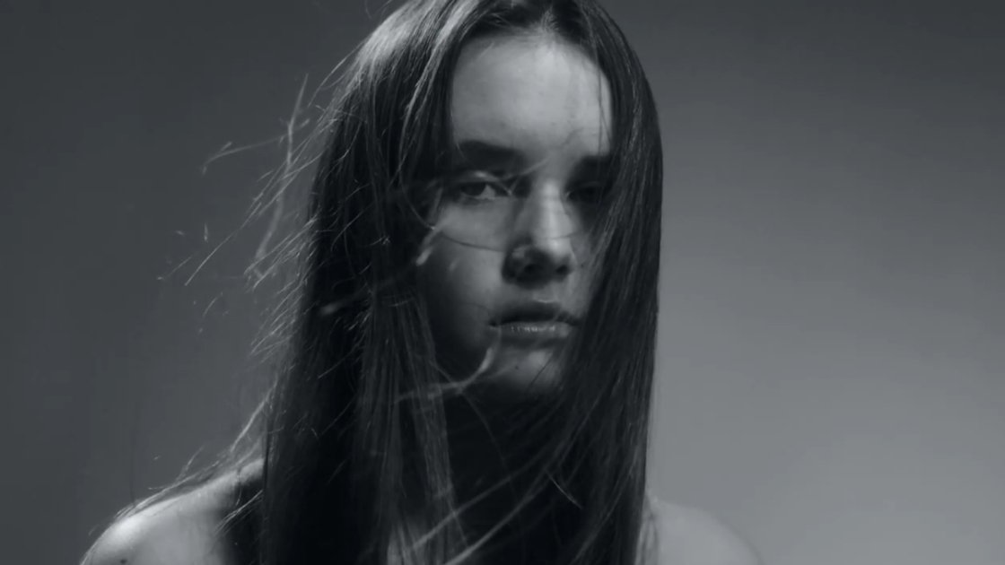becky-freckle-portrait-alt-j-every-other-freckle-music-video