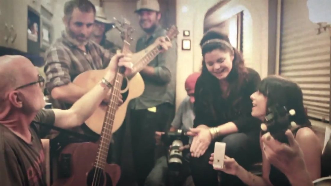nicki-bluhm-and-the-gramblers-bus-sessions-singing-one-toke-over-the-line