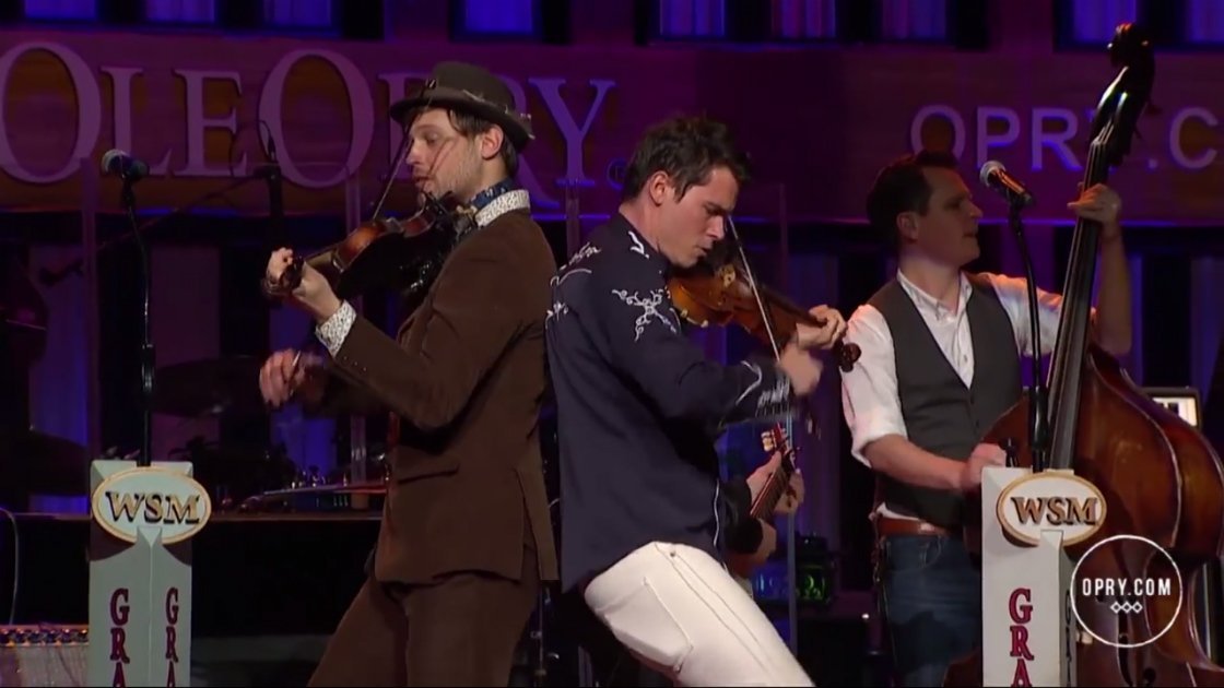 8-dogs-8-banjos-old-crow-medicine-show-live-opry-at-the-ryman-youtube-11-07-2014