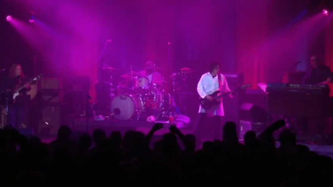 gov't-mule-band-boston-2008-stage-crowd