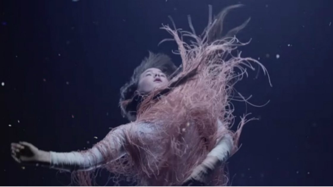 purity-ring-push-pull-music-video-blue-girl