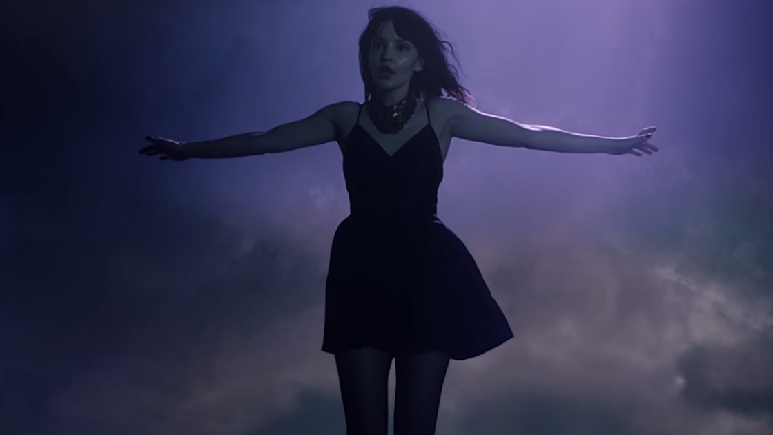 chvrches-leave-a-trace-Lauren-Mayberry